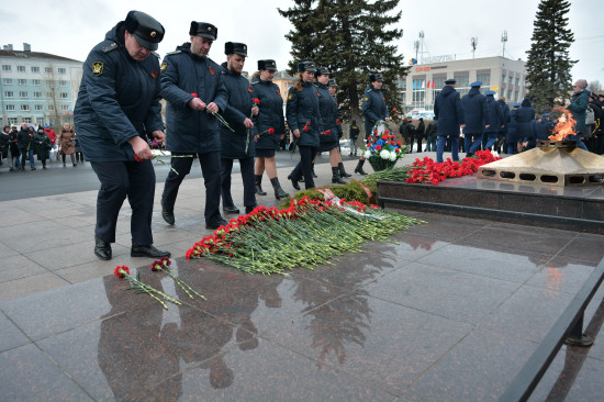 Фоторепортаж: В Северодвинске возложили цветы ко Дню Победы