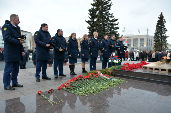 Фоторепортаж: В Северодвинске возложили цветы ко Дню Победы