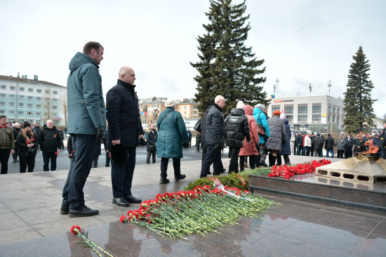 Фоторепортаж: В Северодвинске возложили цветы ко Дню Победы