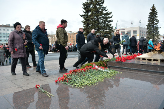 Фоторепортаж: В Северодвинске возложили цветы ко Дню Победы