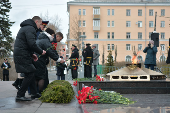 Фоторепортаж: В Северодвинске возложили цветы ко Дню Победы