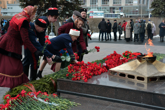 Фоторепортаж: В Северодвинске возложили цветы ко Дню Победы