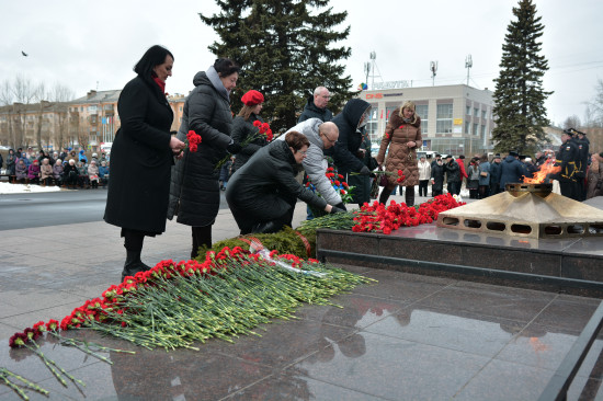 Фоторепортаж: В Северодвинске возложили цветы ко Дню Победы