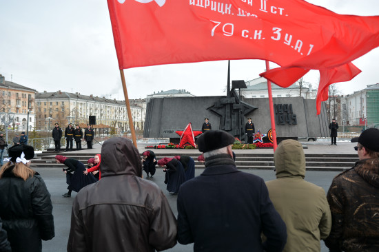 Фоторепортаж: В Северодвинске возложили цветы ко Дню Победы