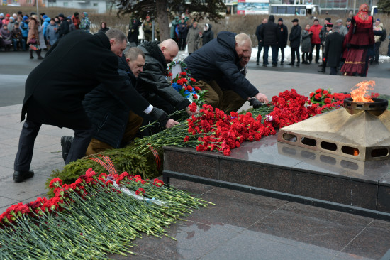 Фоторепортаж: В Северодвинске возложили цветы ко Дню Победы