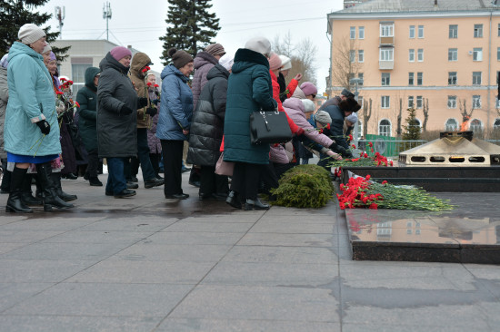 Фоторепортаж: В Северодвинске возложили цветы ко Дню Победы