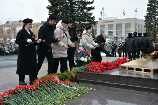 Фоторепортаж: В Северодвинске возложили цветы ко Дню Победы