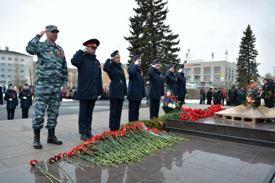 Фоторепортаж: В Северодвинске возложили цветы ко Дню Победы