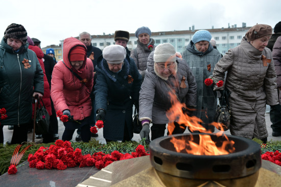 Фоторепортаж: В Северодвинске возложили цветы ко Дню Победы