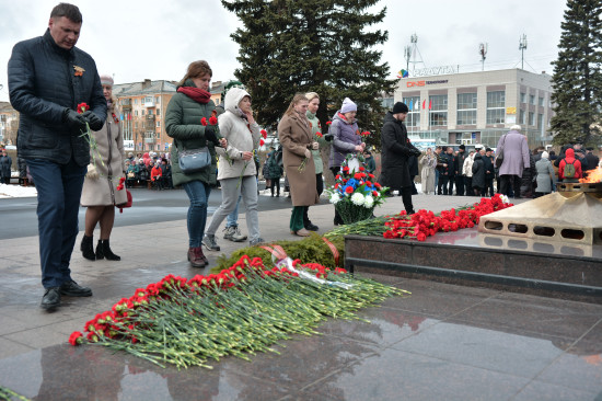 Фоторепортаж: В Северодвинске возложили цветы ко Дню Победы