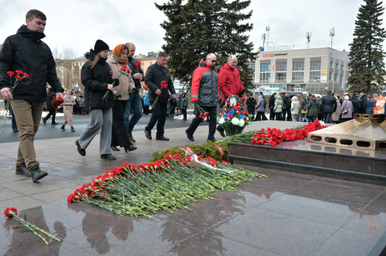 Фоторепортаж: В Северодвинске возложили цветы ко Дню Победы