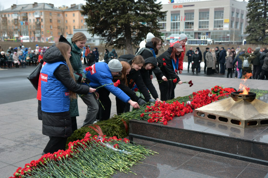 Фоторепортаж: В Северодвинске возложили цветы ко Дню Победы