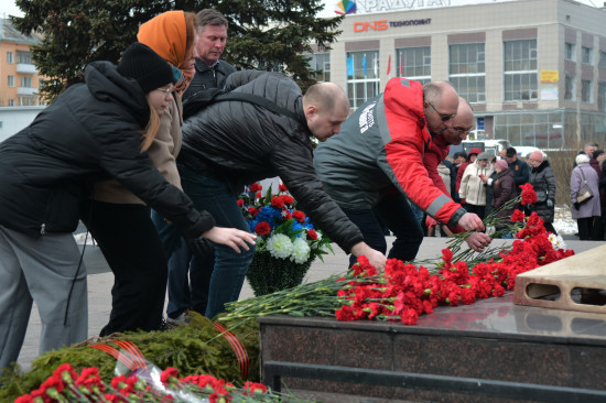 Фоторепортаж: В Северодвинске возложили цветы ко Дню Победы