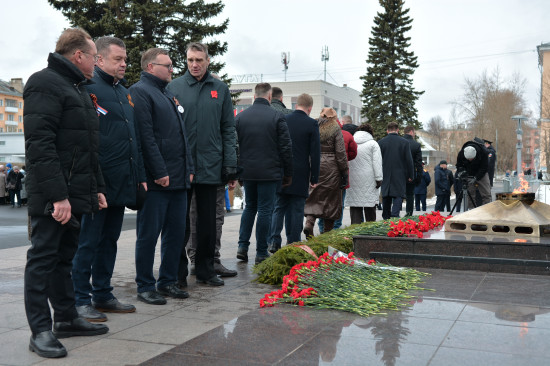 Фоторепортаж: В Северодвинске возложили цветы ко Дню Победы