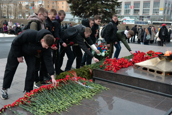 Фоторепортаж: В Северодвинске возложили цветы ко Дню Победы